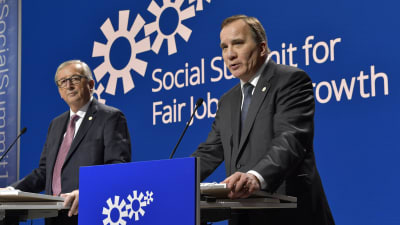 Europeiska kommissionens ordförande Jean-Claude Juncker (t.v.) och Sveriges statsminister Stefan Löfven på toppmötet i Göteborg den 17 november 2017.