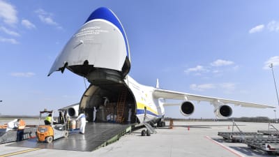 Transportplan på Budapests flygplats med medicinsk skyddsutrustning från Kina.