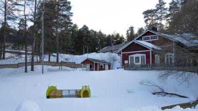 Gården på daghemmet Lekgården i Pernå, snötäckt.