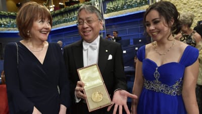 Nobelpristagaren Kazuo Ishiguro med sin hustru Lorna MacDougall och dotter Naomi Ishiguro poserar med Nobelpriset.