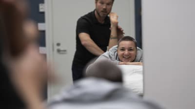 Elina Gustafsson hos fysioterapeuten. 