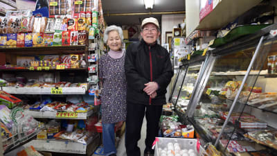 Ett äldre par i den livsmedelsaffär  de driver i Tokyo