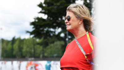Helsinki Cups vd Kirsi Kavanne poserar iklädd en röd tröja.