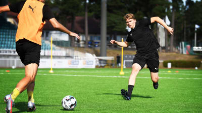 Frans Grönlund försöker stjäla bollen på IFK Mariehamns träning.