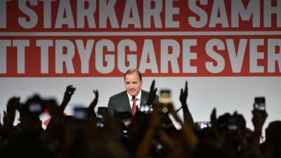 Stefan Löfven talar under Socialdemokraternas valvaka.