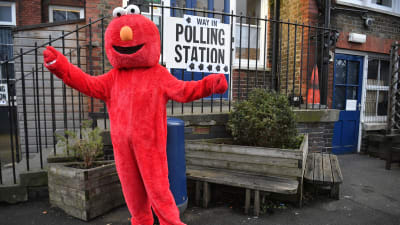 Elmo från Sesam under brittiska valet i december 2019. 