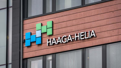 En televägg och en skylt med texten "Haaga-Helia"