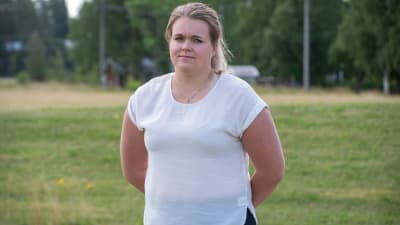 Kulstötaren Jessica Meriheinä står på en idrottsplan i Liljendal.