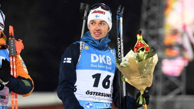 Tero Seppälä håller i bukett.
