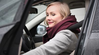 Emma Kimiläinen i sin bil.