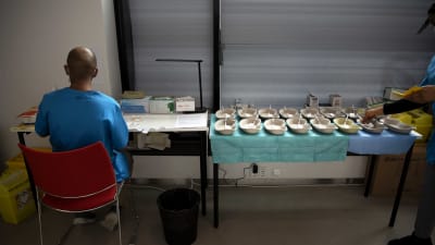 Sjukskötare förbereder vaccindoser.