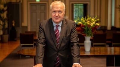 Olli Rehn kuvattu Suomen Pankissa.