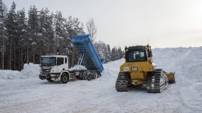 Lastbil lämnar av snö på snötippen i Borgå.