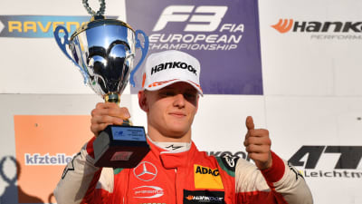 Mick Schumacher håller upp segerpokalen