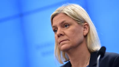 Närbild av ljushårig kvinna. Magdalena Andersson meddelade på en pressträff den 24 november 2021 att hon avgår som statsminister.