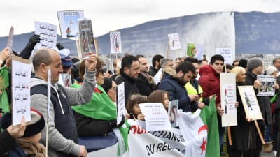 Massprotesterna mot Bouteflika började efter att han meddelade att han ställer upp för omval en femte gång 