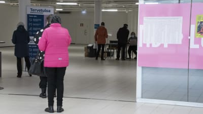 Personer köar i köpcentret Lundi för att rösta i välfärdsområdesvalet.