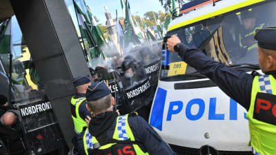 Polisen stoppade demonstranterna när de försökte välja en ny rutt. 