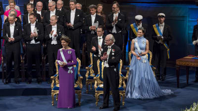 Sveriges kungafamilj vid Nobelfesten.