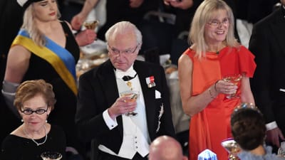 Sveriges kung håller i ett glas.