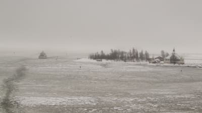 Suomenlinnan lautta menossa jääväylää pitkin Klippanin saaren ohitse
