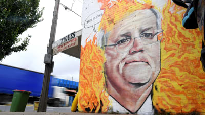  Australiens premiärminister Scott Morrison på en affisch i Melbourne 7.1.2020. Morrisons och regeringens hantering av skogsbrandskrisen och bristande engagemang i utsläppsfrågor kritiseras hårt