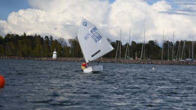 Fabian Reincke seglar med sin optimistjolle
