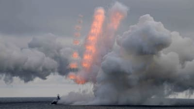 Ett ryskt örlogsfartyg avfyrar en kryssningsmissil under en militärövning