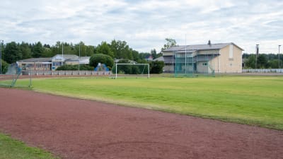 Liljendal sportplan med Sävträsk skola och idrottshuset i bakgrunden.