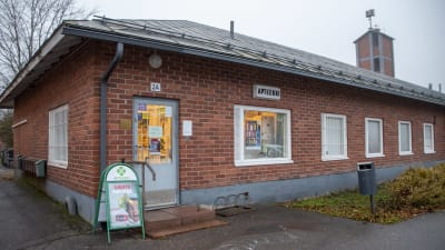 Apotek i röd tegelbyggnad.