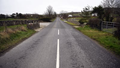 "Den osynliga gränsen". Gränsdragningen i dag mellan Nordirland och Irland syns här som ett byte av asfaltbeläggning. 