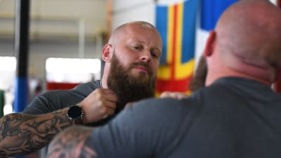 Robert Helenius tränare Johan Lindström kliar sig i skägget.