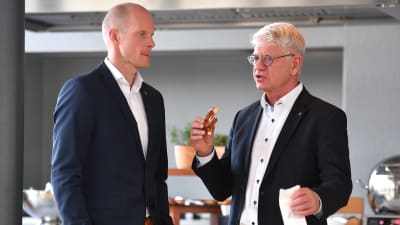 Toni Söderholm tillsammans med tyska hockeychefen Franz Reindl.
