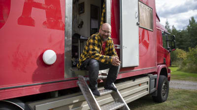Jani från Kervo sitter på trappan till sin bil på Kokon camping i Borgå.