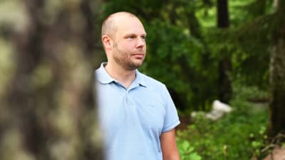 André Brunnsberg poserar iklädd blå tröja.