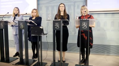 Katri Kulmuni, Krista Kiuru, Sanna Marin ja Aino-Kaisa Pekonen hallituksen tiedotustilaisuudessa