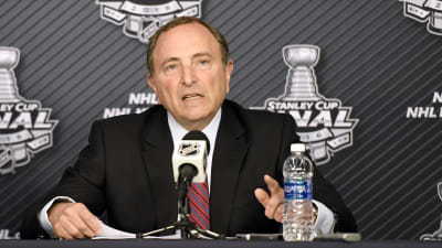 Gary Bettman talade med media inför NHL:s första finalmatch mellan Pittsburgh och San Jose.
