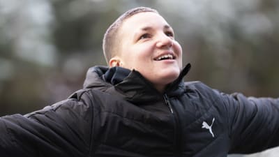 Elina Gustafsson breder ut armarna av lycka.