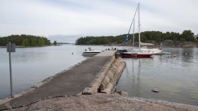 Bryggan på Söderholmen i ögruppen Äggskär, flera båtar ligger och guppar intill.