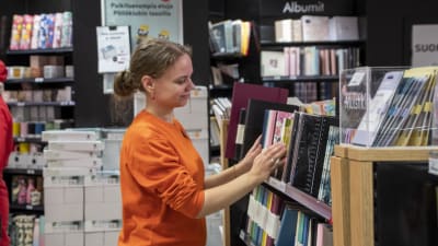 Laura Huczkowski radar in böcker i en hylla i en bokhandel.