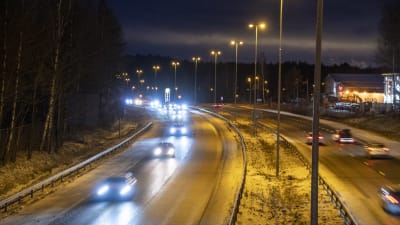 Bilar på Borgå motorväg vid Sibbovikens avtag, det är vinter.