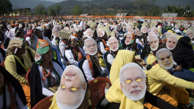 Det hindunationalistiska BJP:s anhängare bar Narendra Modis ansiktsmasker på sig under ett valmöte i delstaten Arunachal Pradesh nyligen