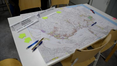 En stor karta, ett utkast till en delgeneralplan ligger på ett bord.
