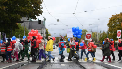 Demonstrationståg på väg mot Riksdagshuset i Helsingfors.