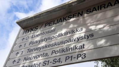 Peijaksen sairaalan opastekylti Vantaalla.