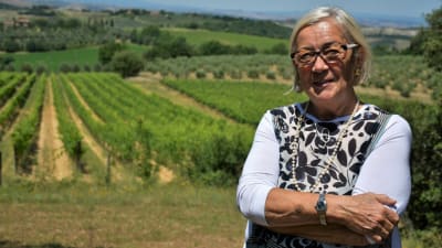 Donatella Cinelli Colombini framför en av sina många vinodlingar inte långt från andra kända vindistrikt såsom Chianti och Montalcino.