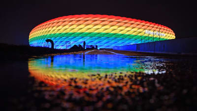 Allianz arenan i München upplyst i regnbågens färger.