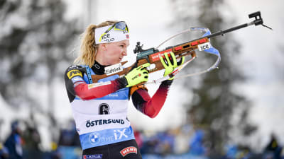 Marte Olsbu Røiseland skjuter.