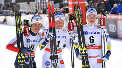 Trean Marit Björgen, vinnaren Hanna Falk och tvåan Jonna Sundling efter sprinten i Falun 2018.