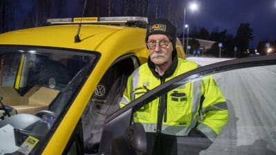 Stefan Eriksson står vid en gul bil.